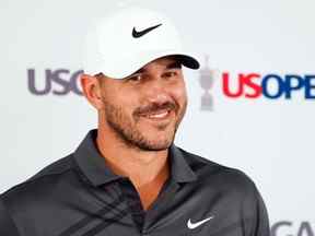 Brooks Koepka s'adresse aux médias lors d'une conférence de presse pour le tournoi de golf de l'US Open au Country Club.