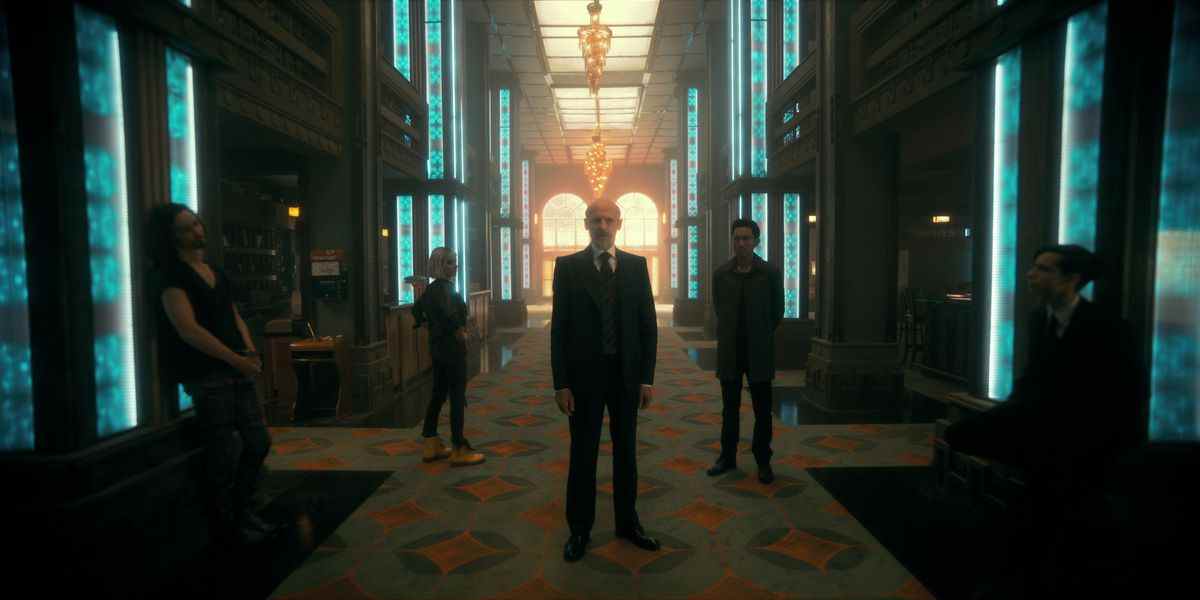 Les membres de la Umbrella Academy se tiennent dans le couloir de l'hôtel Obsidian avec Reginald Hargreeves au centre, regardant droit vers la caméra.