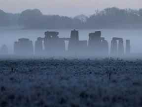L'ancien cercle de pierres de Stonehenge est vu à l'aube, près d'Amesbury, Wiltshire, Grande-Bretagne, le 4 novembre 2020.