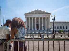 26 JUIN: Angie Thomas se tient avec sa fille Jasmine devant la Cour suprême des États-Unis le 26 juin 2022 à Washington, DC.