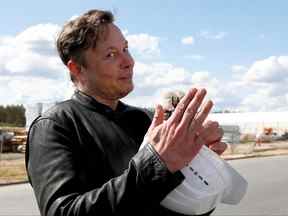 Le fondateur de SpaceX et PDG de Tesla, Elon Musk, visite le chantier de construction de la gigafactory de Tesla à Gruenheide, près de Berlin, en Allemagne, le 17 mai 2021.