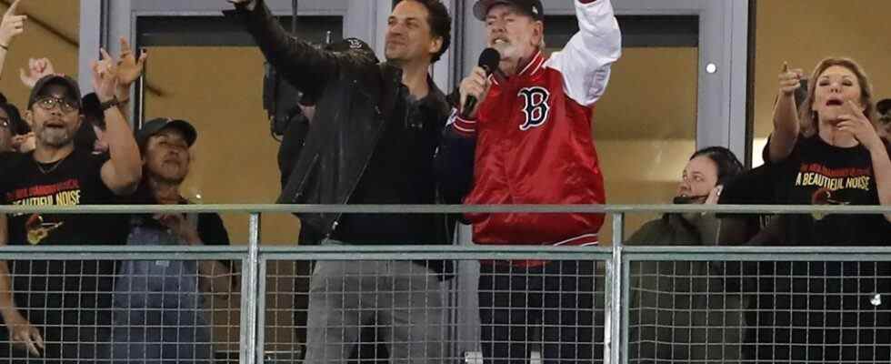 Neil Diamond chante « Sweet Caroline » au match des Red Sox de Boston dans une apparence rare après la retraite