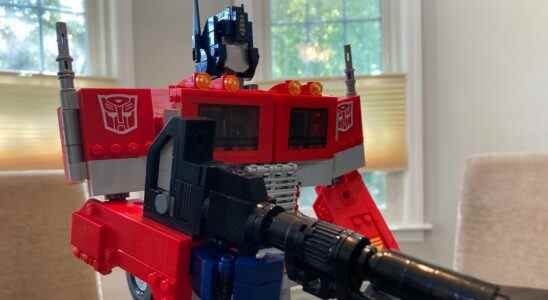 Nous construisons le LEGO Optimus Prime, et il se transforme réellement