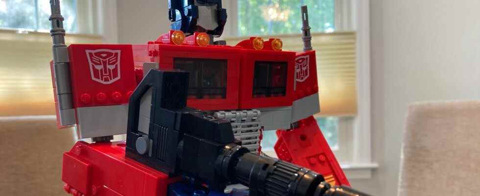 Nous construisons le LEGO Optimus Prime, et il se transforme réellement