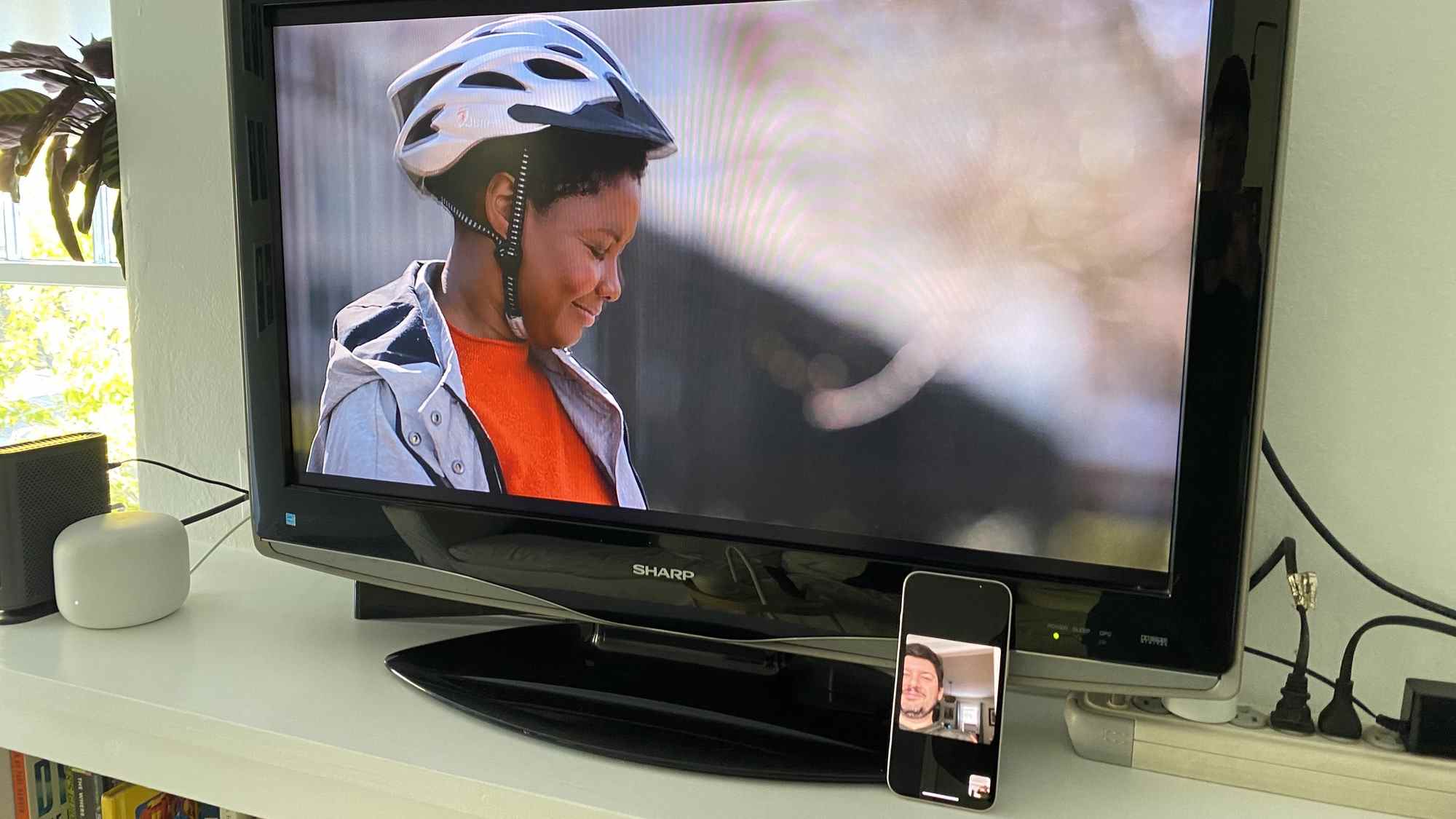 SharePlay diffuse la vidéo via Apple TV pendant que l'appel se poursuit sur un iPhone