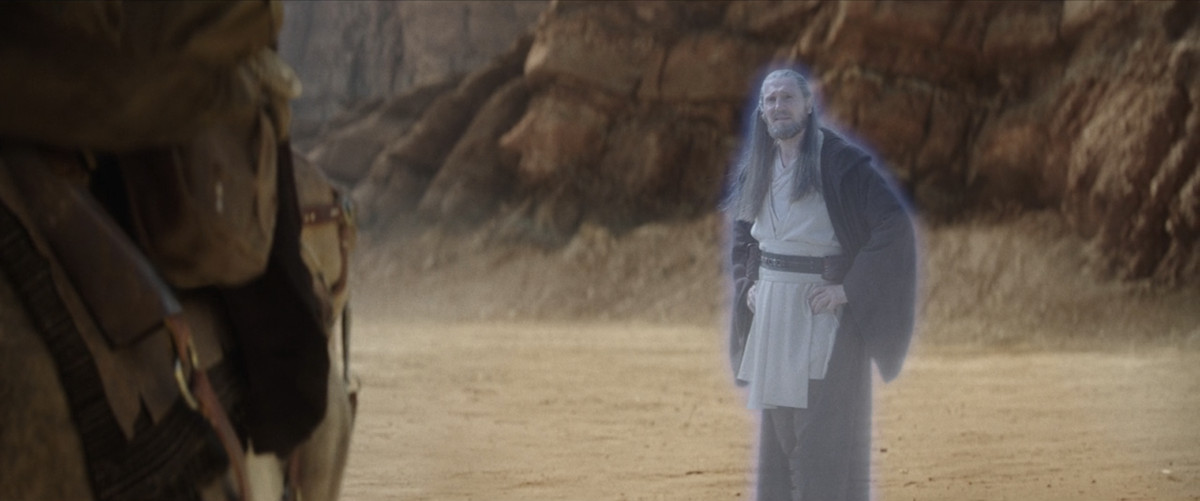 La forme translucide Force-fantôme de Qui-Gon Jinn apparaît à Obi-Wan Kenobi dans le désert d'Obi-Wan. 