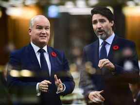 Dans cette image à expositions multiples, la chef conservatrice Erin O'Toole (à gauche) pose une question et le premier ministre Justin Trudeau y répond pendant la période des questions le 4 novembre 2020.
