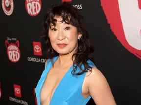 Sandra Oh assiste à la première mondiale de Turning Red de Disney et Pixar au théâtre El Capitan à Hollywood, le 1er mars 2022.