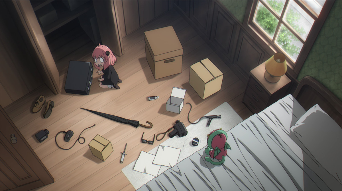 Anya regarde les outils d'espionnage répartis dans la chambre de son père sous le choc