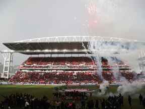 Les fans de soccer canadiens applaudissent la victoire de l'équipe nationale contre la Jamaïque au BMO Field de Toronto le 27 mars 2022.