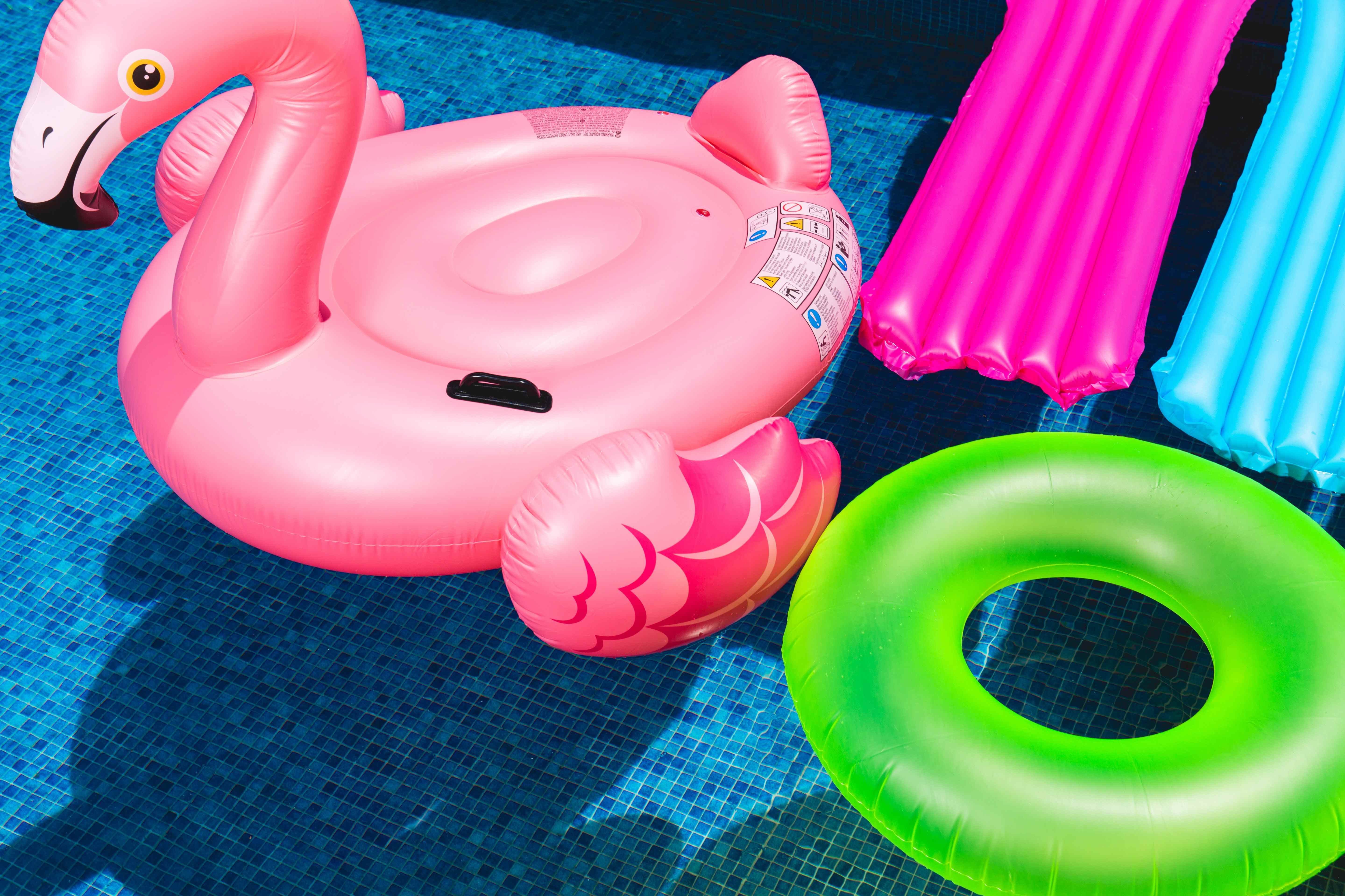 jouets de piscine gonflables assis au-dessus de la piscine