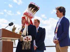 Le chef de la nation Siksika Ouray Crowfoot prend la parole lors d'une conférence de presse après avoir signé un accord foncier avec le premier ministre Justin Trudeau au parc historique de Blackfoot Crossing le 2 juin 2022.