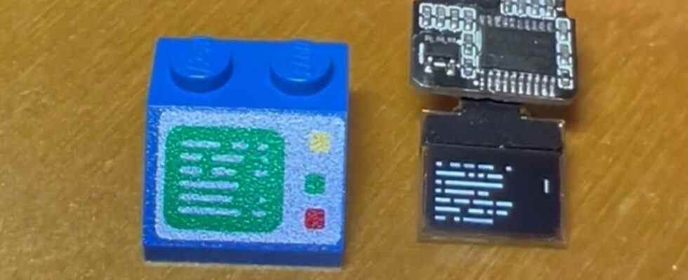 Un bricoleur utilise de minuscules écrans pour donner vie aux terminaux Lego et aux claviers humains