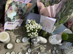 Hommages floraux, bougies et cartes laissés sur les lieux de Cranbrook Road où Zara Aleena a été assassinée aux premières heures du 26 juin, à Ilford, en Angleterre, le mercredi 29 juin 2022.
