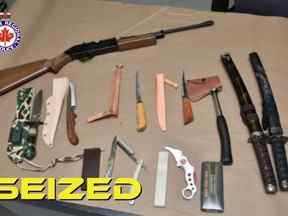 Une image du DRPS d'armes qui auraient été saisies sur un homme au centre-ville d'Oshawa le vendredi 24 juin 2022.