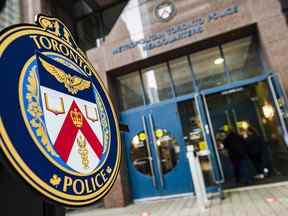 L'emblème des services de police de Toronto est photographié lors d'une conférence de presse au siège social du SPT, à Toronto, le mardi 17 mai 2022.