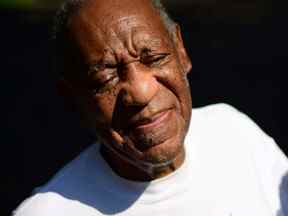 Bill Cosby est vu devant son domicile après que le plus haut tribunal de Pennsylvanie a annulé sa condamnation pour agression sexuelle et lui a ordonné sa libération de prison, à Elkins Park, Pennsylvanie, le 30 juin 2021.