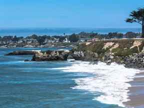 Vue de la côte le long de Pacific Grove dans la baie de Monterey, en Californie.