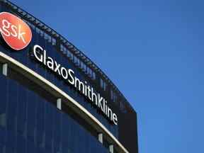 Une vue montre le siège social de GlaxoSmithKline à Londres, en Grande-Bretagne, le 17 janvier 2022. L'étude a été parrainée par la société de biotechnologie Tesaro - qui a été acquise par GlaxoSmithKline lorsque le premier patient a commencé le traitement en 2019.