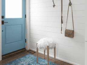 Avec une porte peinte Blue Daisy de Benjamin Moore, l'entrée de l'appartement des Wards est gaie et accueillante.