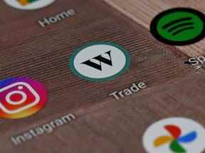 Une icône de l'application Wealthsimple Trade s'affiche sur un smartphone le mardi 15 décembre 2020.