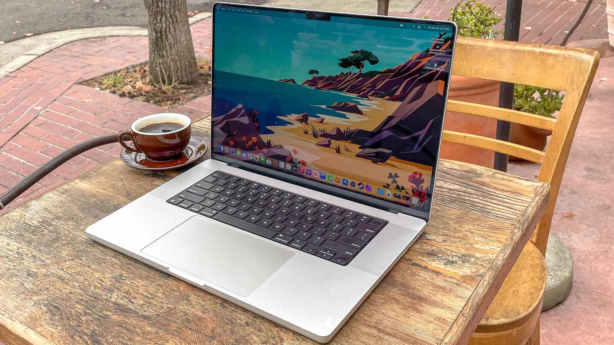 MacBook Pro 16 pouces 2021 sur une table en extérieur