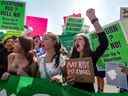 Les partisans des droits reproductifs manifestent devant la Cour suprême des États-Unis à Washington, États-Unis, le 13 juin 2022.
