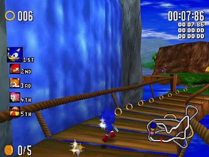 Sonic prenant un virage sur un pont près d'une cascade dans Sonic R