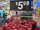Une femme fait ses courses à Rosemead, en Californie. Selon une enquête publiée le 28 juin, les sentiments des Américains à l'égard de l'économie se sont encore effondrés en juin après avoir fortement chuté le mois précédent en raison des inquiétudes suscitées par la montée en flèche de l'inflation. 