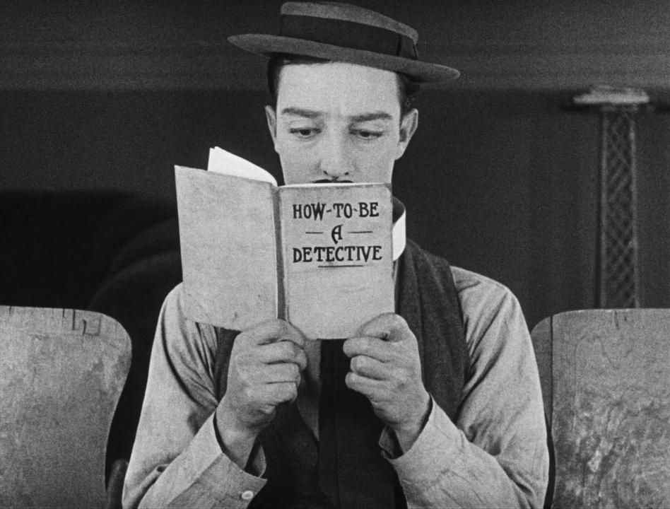 Buster Keaton lit un livre intitulé 