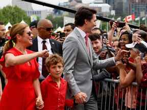 Le premier ministre Justin Trudeau arrive avec sa famille pour assister à la cérémonie de la fête du Canada, alors que le Canada célèbre son 155e anniversaire depuis 1867, à Ottawa, Ontario, Canada, le 1er juillet 2022.