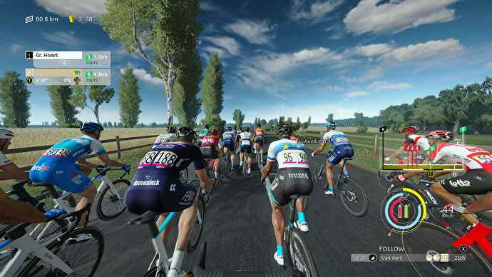 Course à travers la campagne dans le jeu vidéo Tour de France 2022.