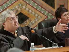 Le juge Alex Kozinski, de la 9e US Circuit Court of Appeals, fait des gestes lors des plaidoiries à San Francisco, le 22 septembre 2003.