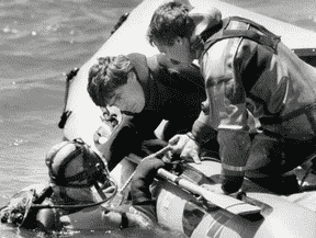 GRIM WORK : Des plongeurs policiers fouillent le fleuve Saint-Laurent à la recherche des corps de cinq Hells Angels.  MONTRÉAL GAZETTE/ POSTMÉDIA