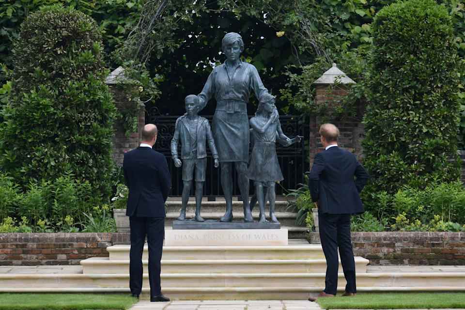 Le prince William et le prince Harry lors du dévoilement de la statue de la princesse Diana dans le Sunken Garden du palais de Kensington à l'occasion de ce qui aurait été son 60e anniversaire en 2021. (Reuters)