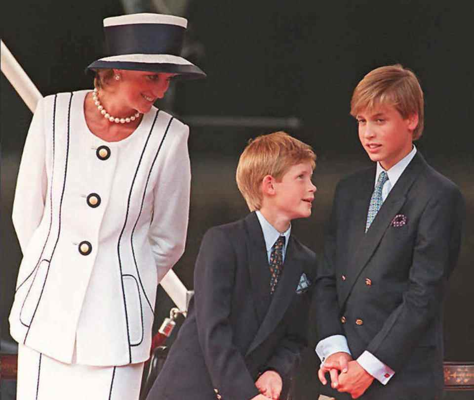 (FICHIERS) La princesse Diana (L), le prince Harry (C) et le prince William (R) se réunissent pour les commémorations du VJ Day, le 19 août 1995, à Londres.  Le prince William a eu 25 ans le jeudi 21 juin 2007 et, ce faisant, a eu droit à une partie de l'héritage de plusieurs millions de livres (euros, dollars) que lui a légué sa défunte mère, la princesse Diana.  Le deuxième en ligne du trône a désormais accès aux revenus accumulés sur les 6,5 millions de livres qu'il a laissés dans le testament de sa mère après sa mort il y a 10 ans dans un accident de voiture à Paris.  AFP PHOTO/JOHNNY EGGITT/FILES (Le crédit photo doit se lire JOHNNY EGGITT/AFP via Getty Images)