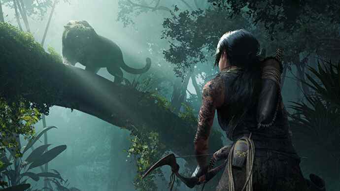 Lara Croft se prépare à flécher un gros chat dans une capture d'écran de Shadow of the Tomb Raider.