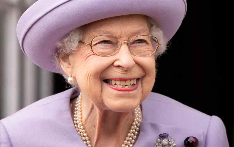 La reine lors d'un défilé de l'acte de loyauté des forces armées au palais de Holyroodhouse à Édimbourg cette semaine - AFP