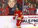 Calgary Flames Johnny Gaudreau pendant l'échauffement avant d'affronter les Golden Knights de Vegas en action dans la LNH au Scotiabank Saddledome de Calgary le jeudi 14 avril 2022. 
