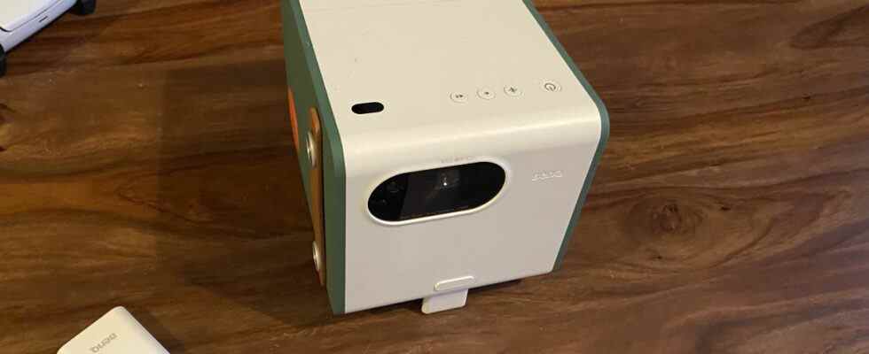 BenQ GS50 portable projector