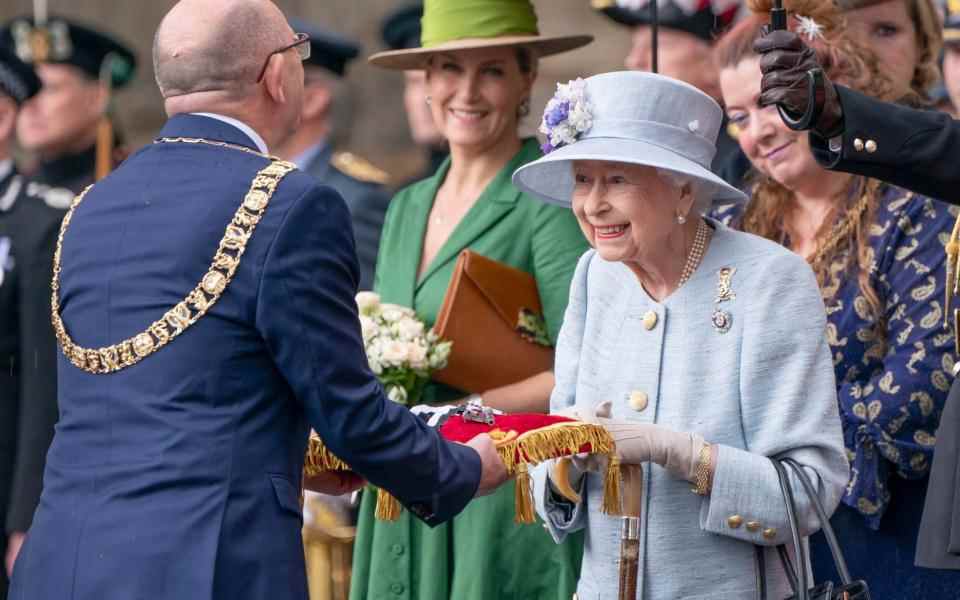 La reine lors de la cérémonie des clés au palais de Holyroodhouse à Édimbourg cette semaine – PA
