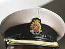 Gros plan de la casquette à visière d'un officier subalterne de la Marine royale canadienne.