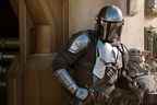 Pedro Pascal en tant que Mandalorien avec Grogu dans une scène de la saison 2 du spin-off de Star Wars.