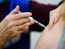 Un agent de santé administre une dose d'un vaccin COVID-19 lors d'une clinique de vaccination au Keystone First Wellness Center à Chester, Pennsylvanie, le 15 décembre 2021. 