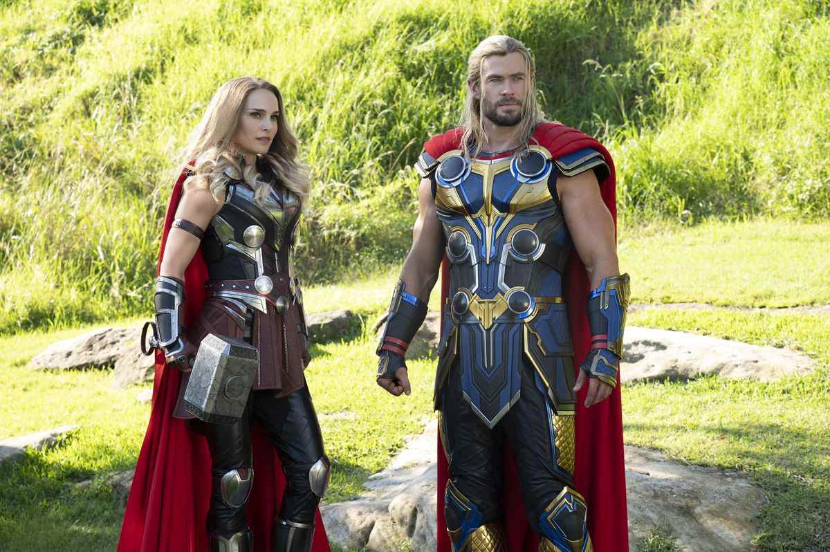 Thor et Jane Foster en tant que The Mighty Thor se tiennent dans un champ dans Thor: Love and Thunder