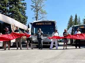 Les élus dévoilent les premiers autobus de transport en commun électriques dans le parc national Banff le 29 juin 2021.