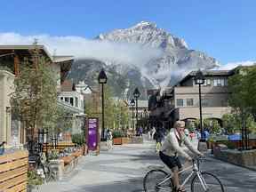 Les cyclistes apprécient le nouveau design de Bear Street au centre-ville de Banff.