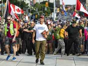 Le vétéran des Forces canadiennes James Topp arrive au Monument commémoratif de guerre du Canada le 30 juin 2022, terminant une marche à travers le pays pour protester contre les mandats de vaccination contre la COVID-19.