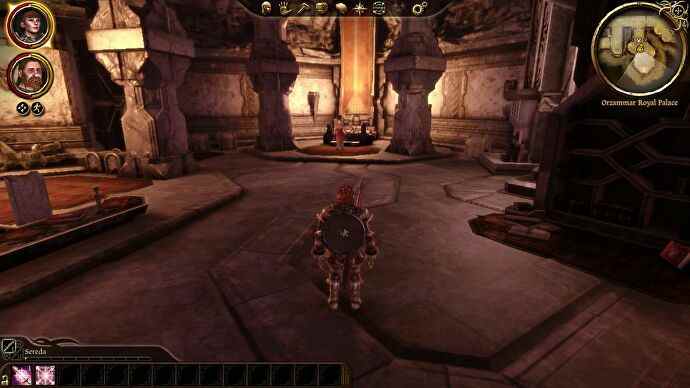 Une vue rapprochée à la troisième personne du rôle d'un noble nain dans Dragon Age: Origins, regardant une pièce dans un palais souterrain