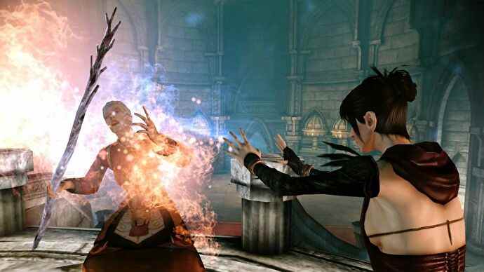Morrigan la sorcière dans Dragon Age: Origins, jetant des mains enflammées et tirant une charge de feu sur un mage ennemi